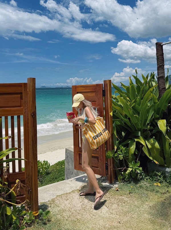 Du khách check-in lối ra bãi biển xanh trong tại Pax Ana Dốc Lết Resort & Spa, Khánh Hòa.